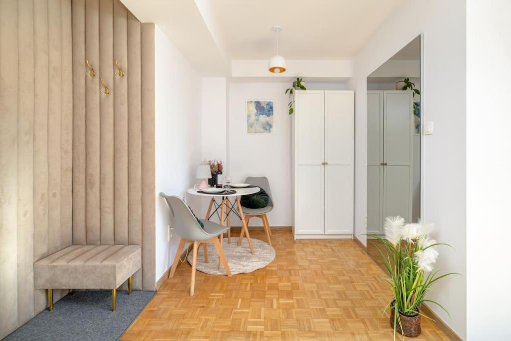 Ecru Inflancka Modern With Balcony Wwa47 Apartament Warszawa