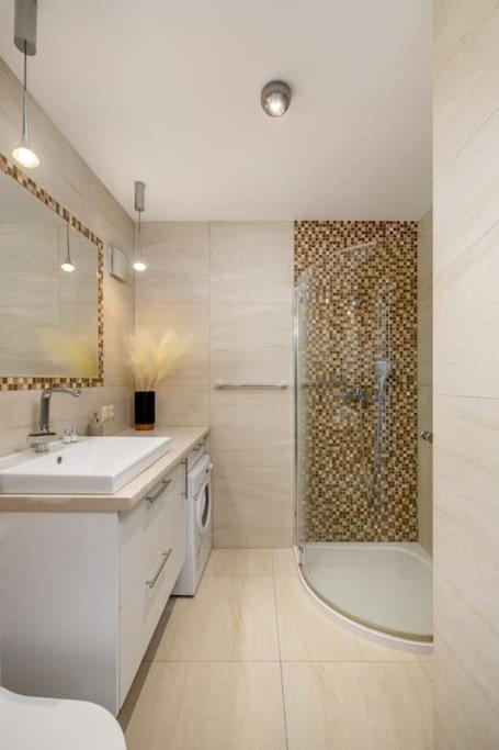 Ecru Inflancka Modern With Balcony Wwa47 * Warszawa