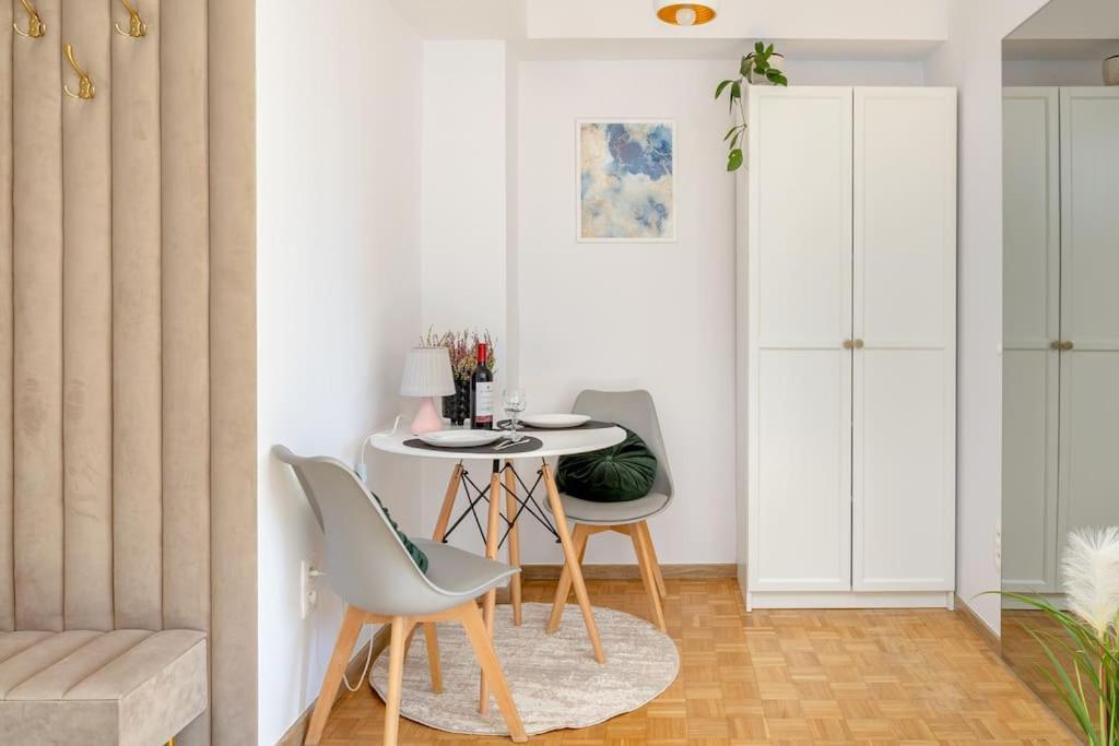 Ecru Inflancka Modern With Balcony Wwa47 * Warszawa