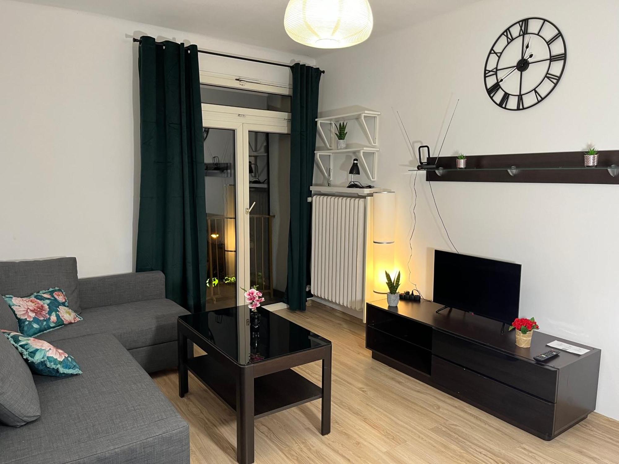 Przestronna Kawalerka Mokotow Dla 3 Osob Apartment *