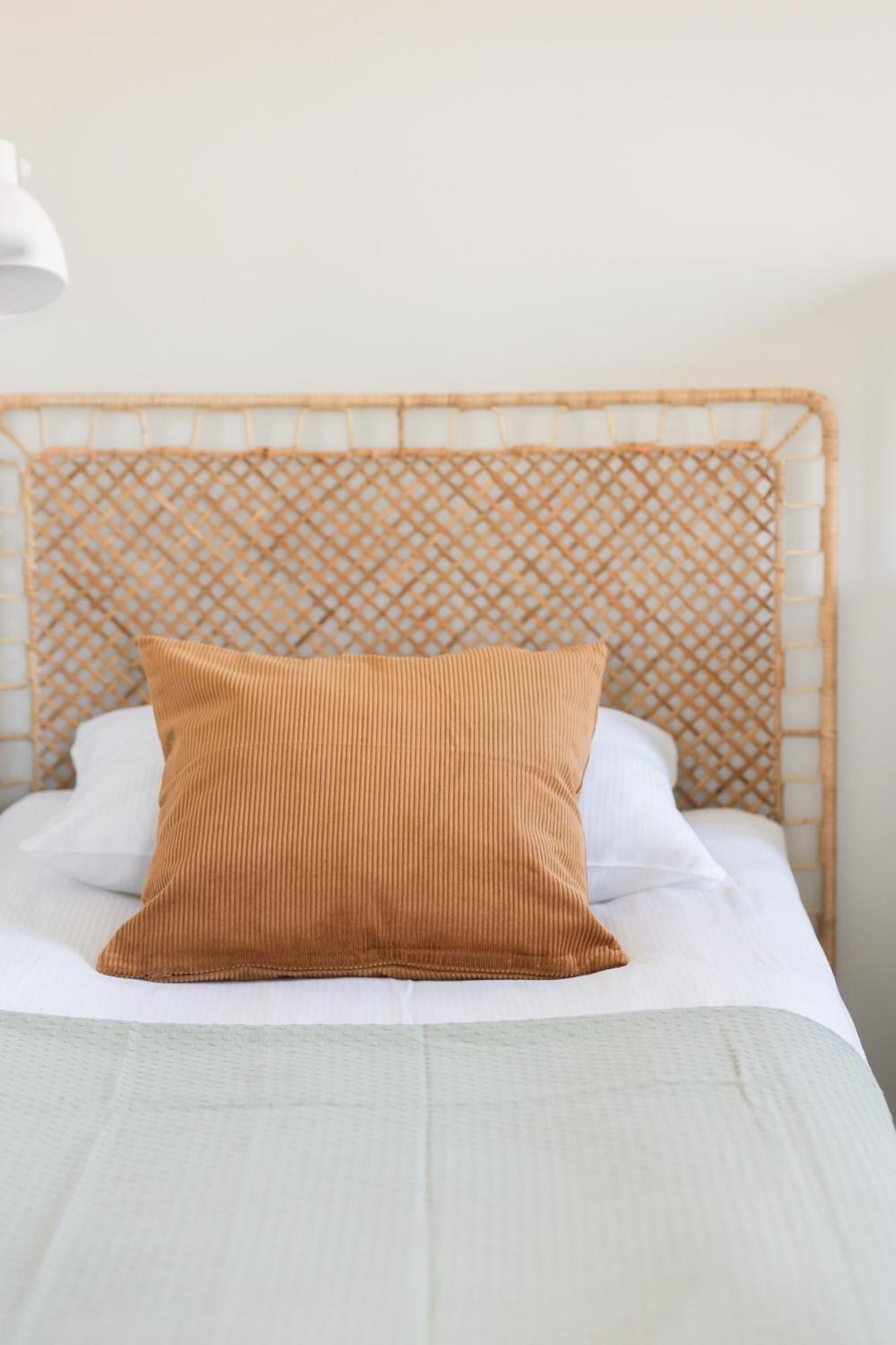Bright 2-bedroom By Renters Apartment