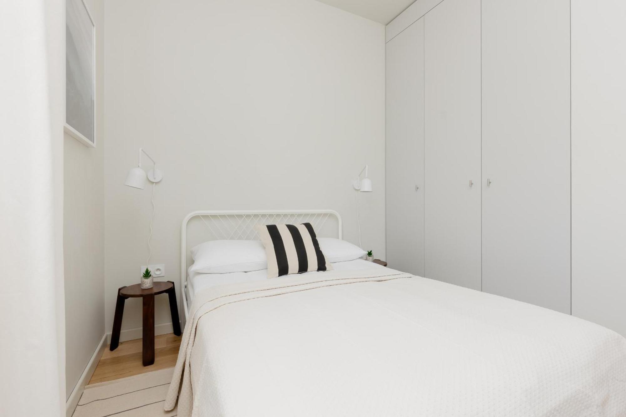 Bright 2-bedroom By Renters Apartment *