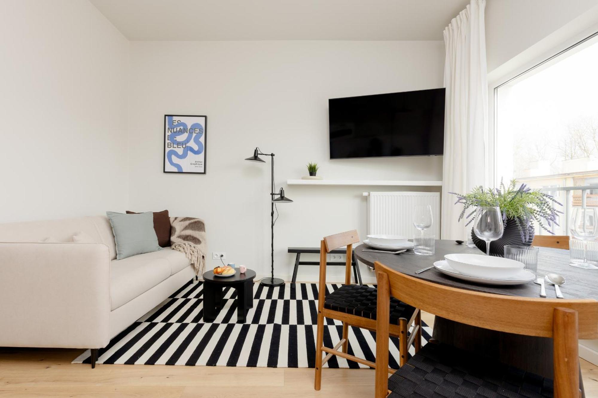 Bright 2-bedroom By Renters Apartment *