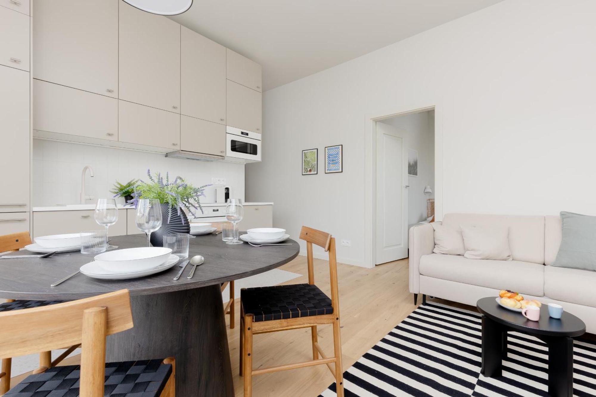 Bright 2-bedroom By Renters Apartment *