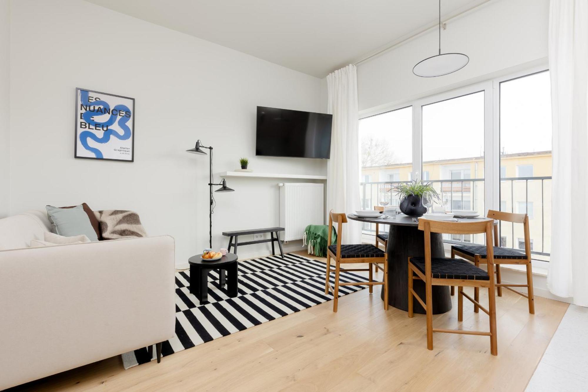 Bright 2-bedroom By Renters Apartment *