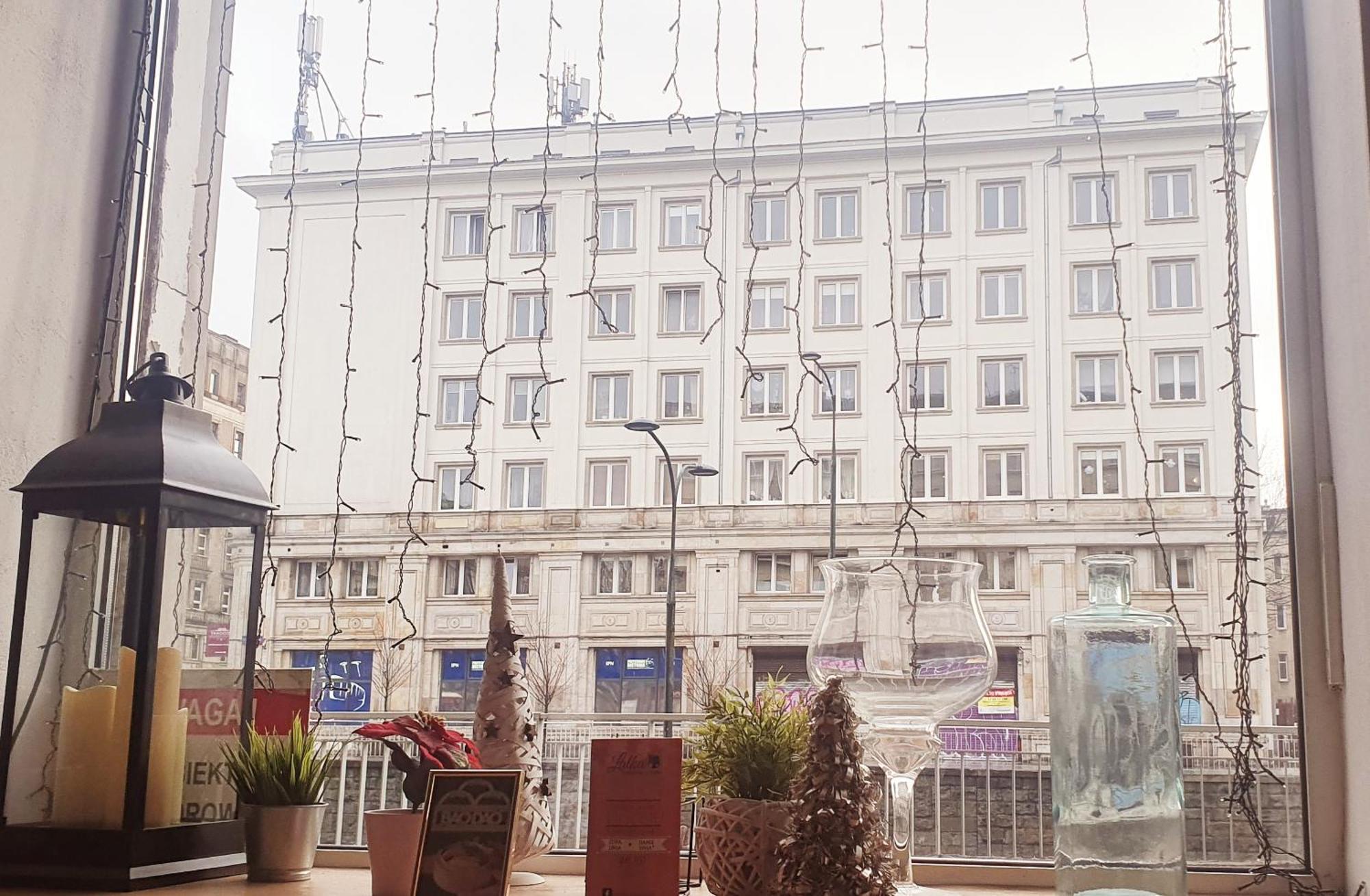 Apartment Center Near Public Swimming Pool *