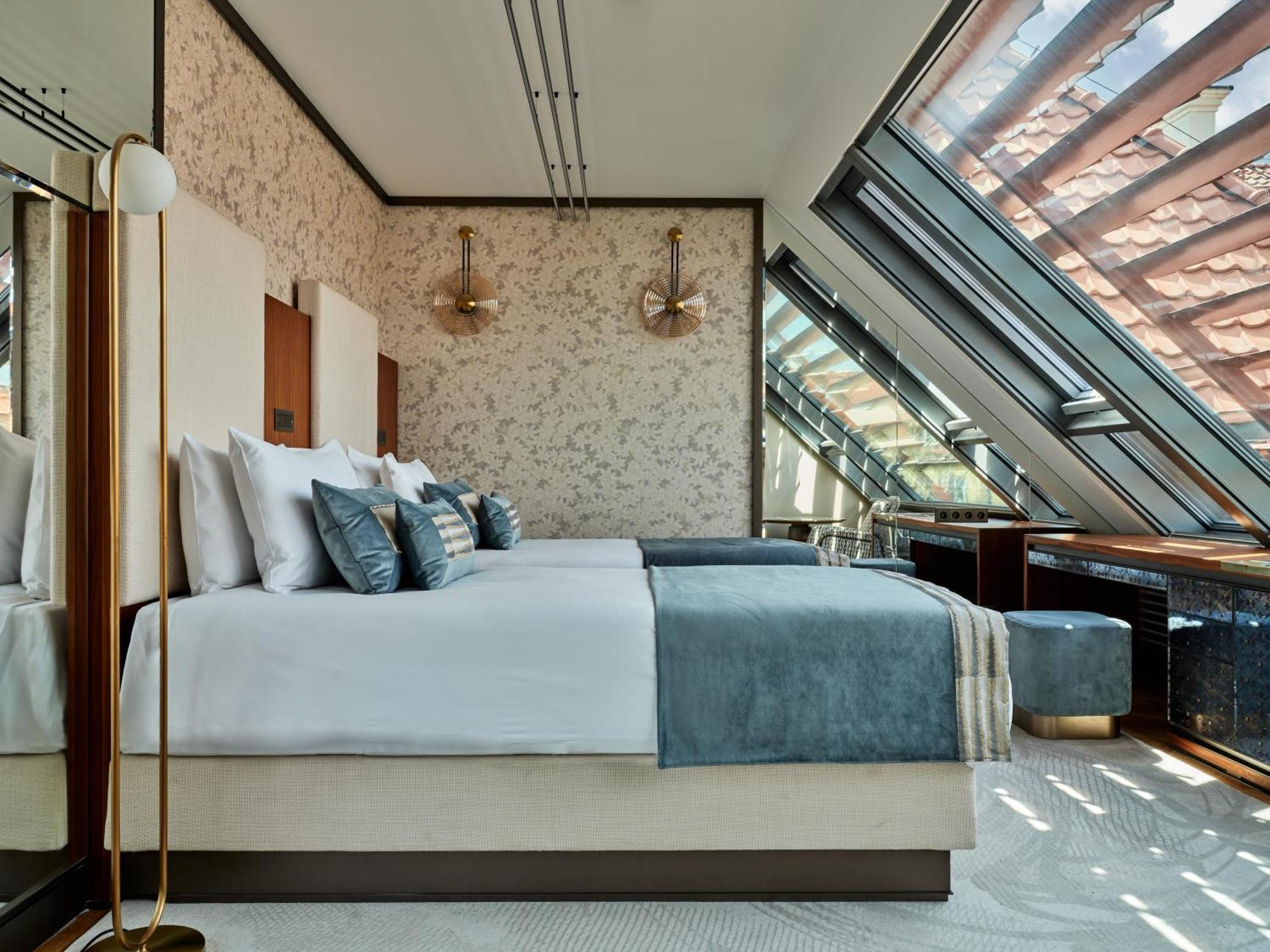 Verte, Warsaw, Autograph Collection 5*