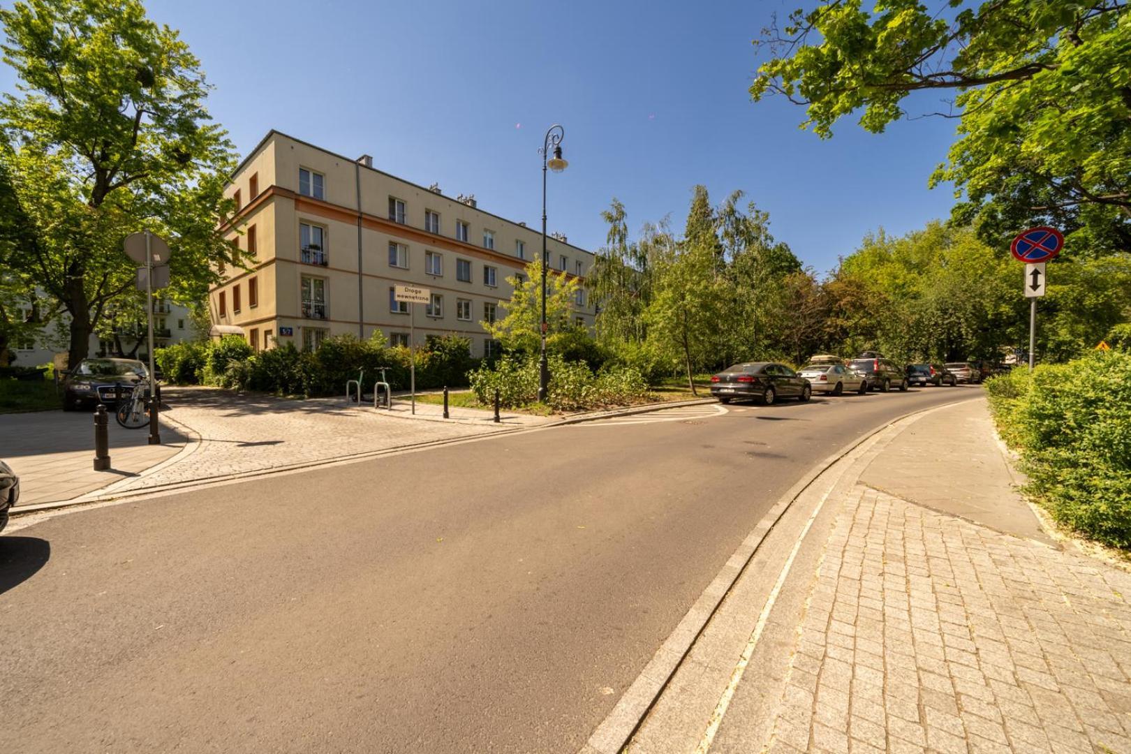 - Parks & Metro Nearby - By Rentujemy *