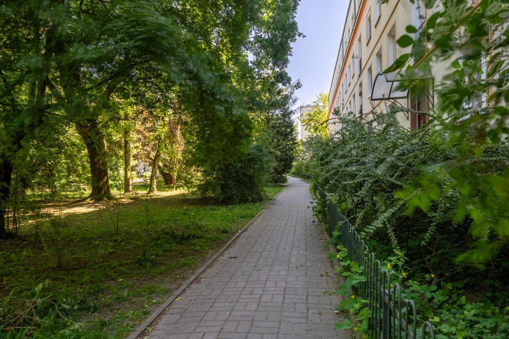 - Parks & Metro Nearby - By Rentujemy Apartment