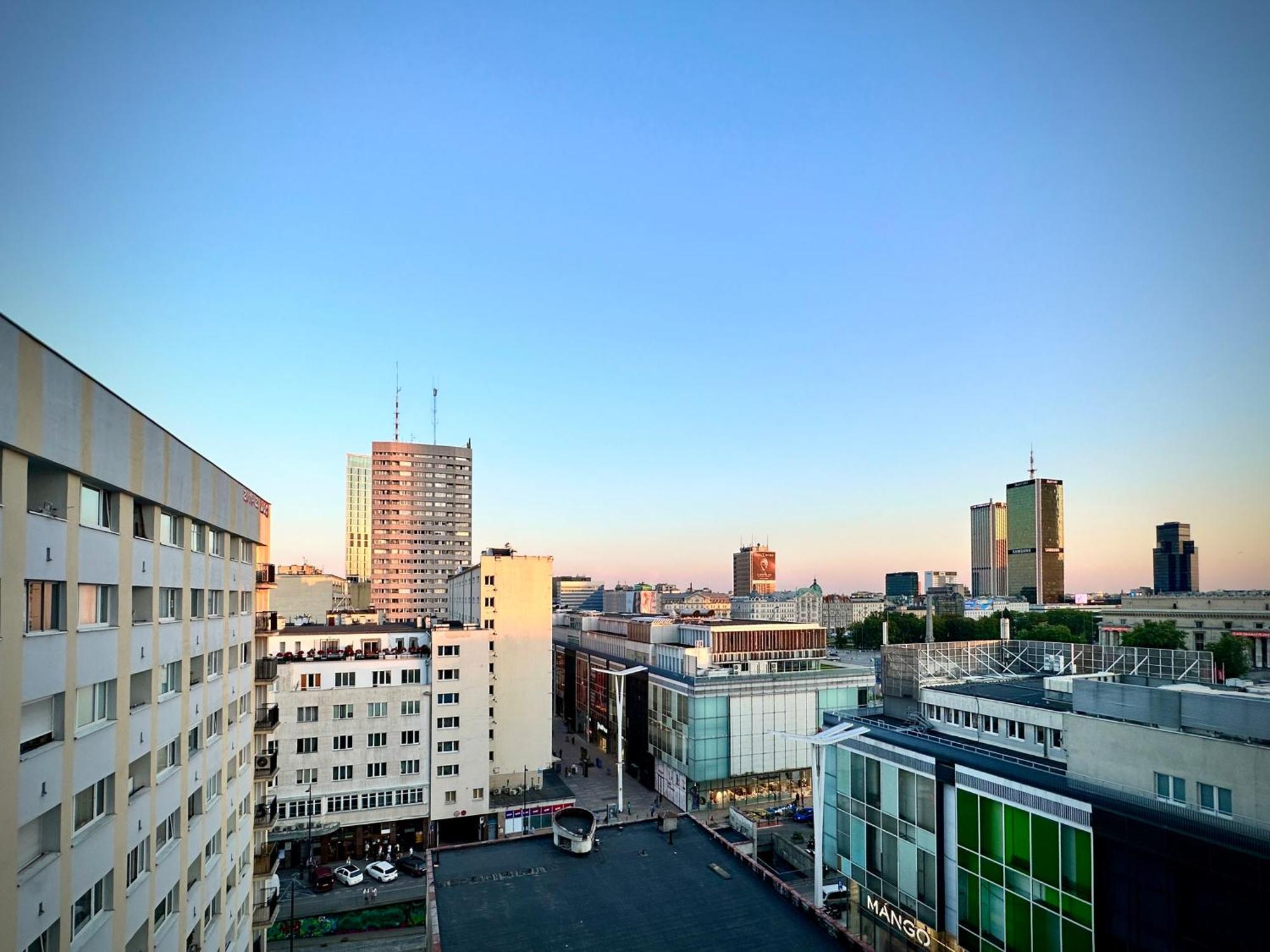 Silver Aircondition Wifi 1gbs 85'tv Netflix Warsaw