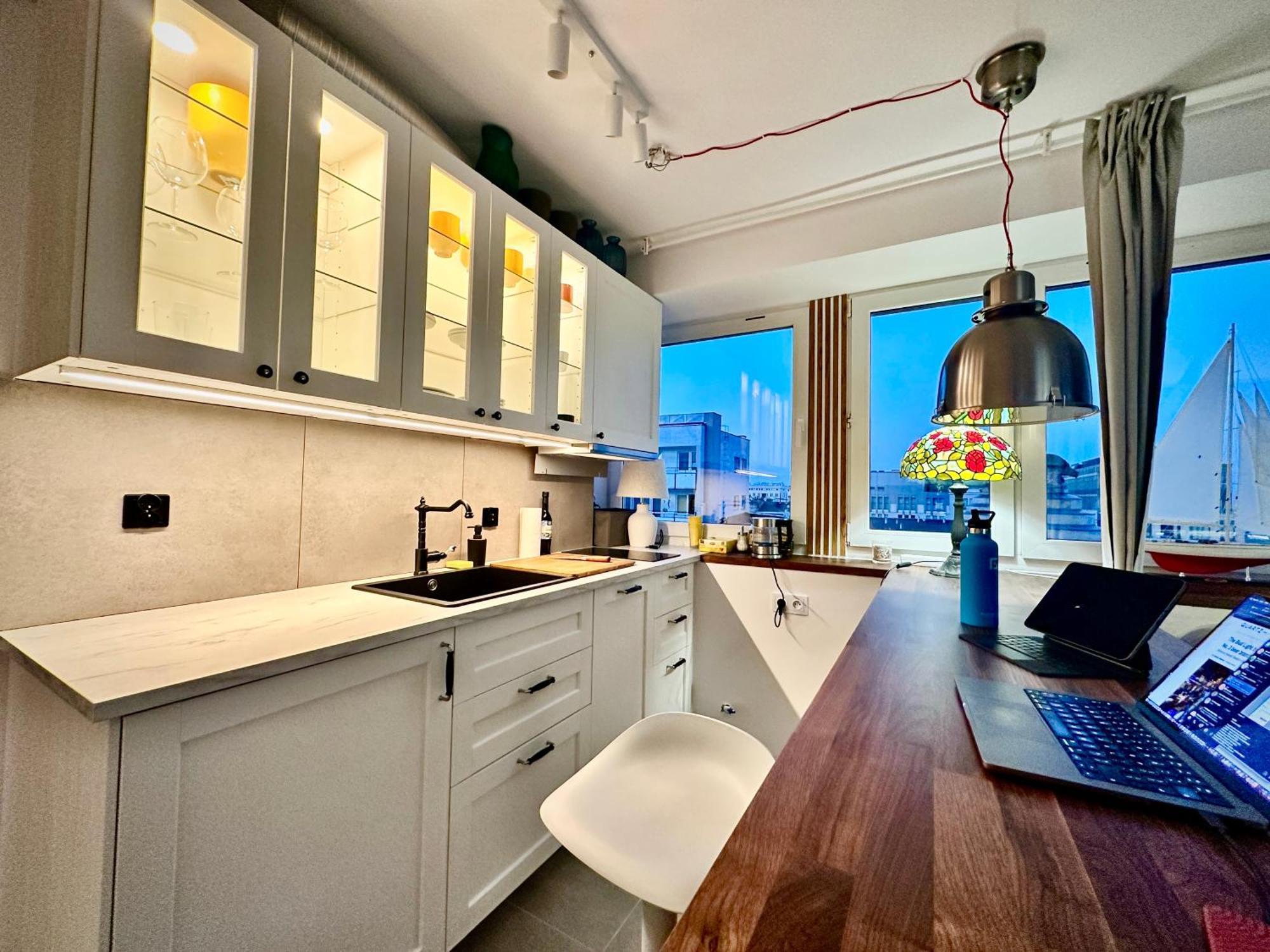Apartment Silver Aircondition Wifi 1gbs 85'tv Netflix Warsaw
