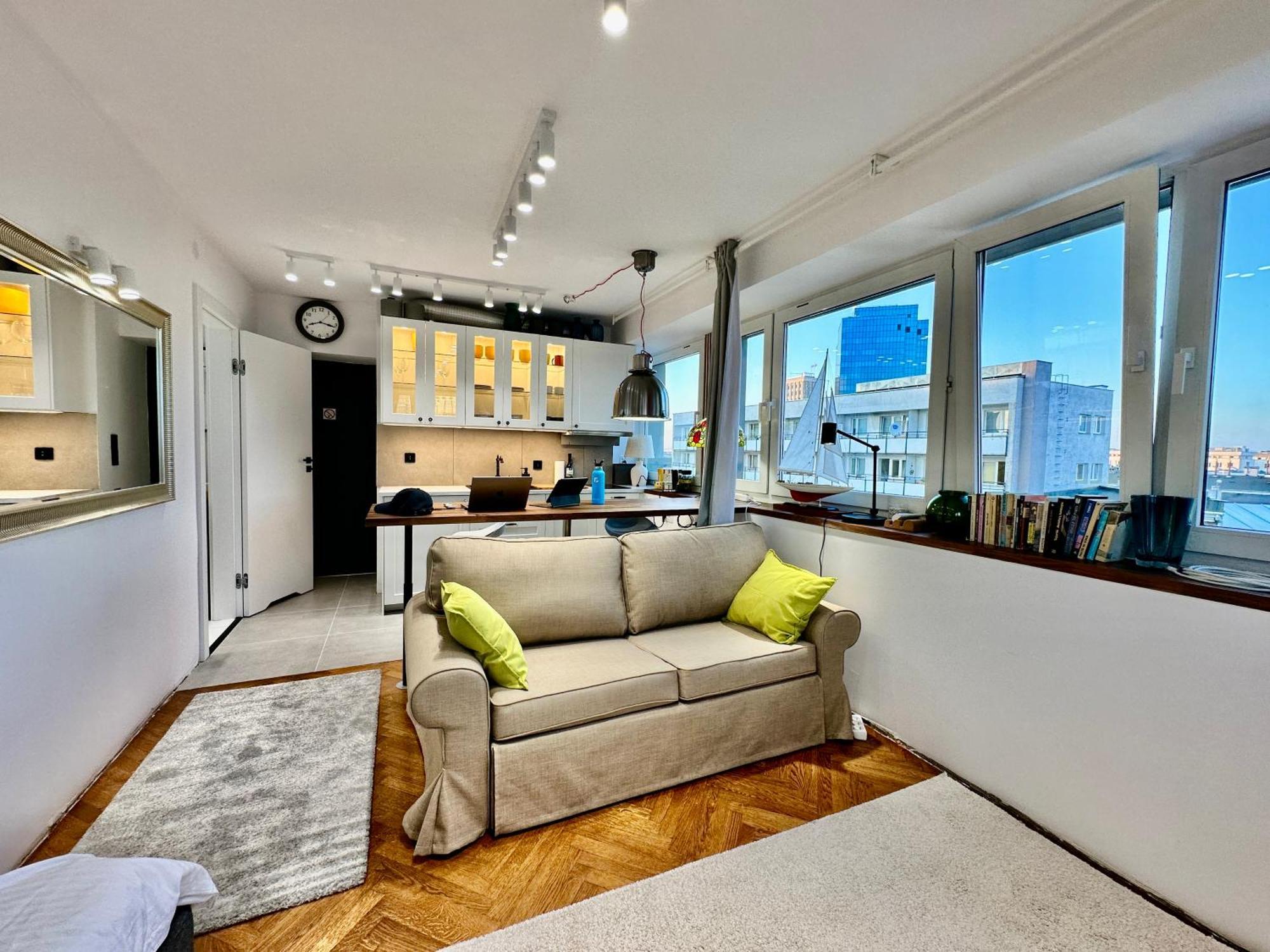 Silver Aircondition Wifi 1gbs 85'tv Netflix * Warsaw