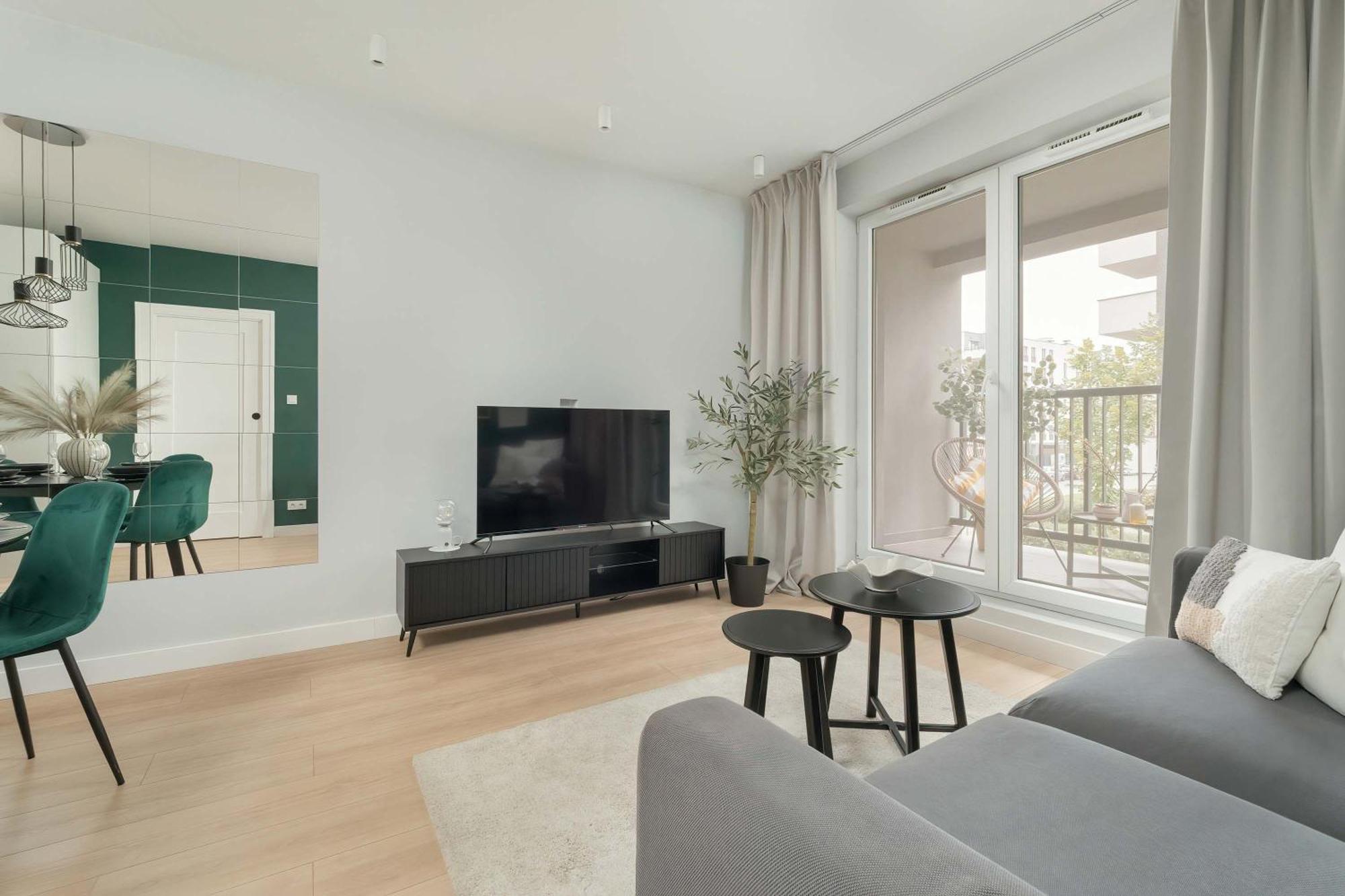 Stylish In With Parking, Bathtub, Balcony, And Desk By Renters Apartment *
