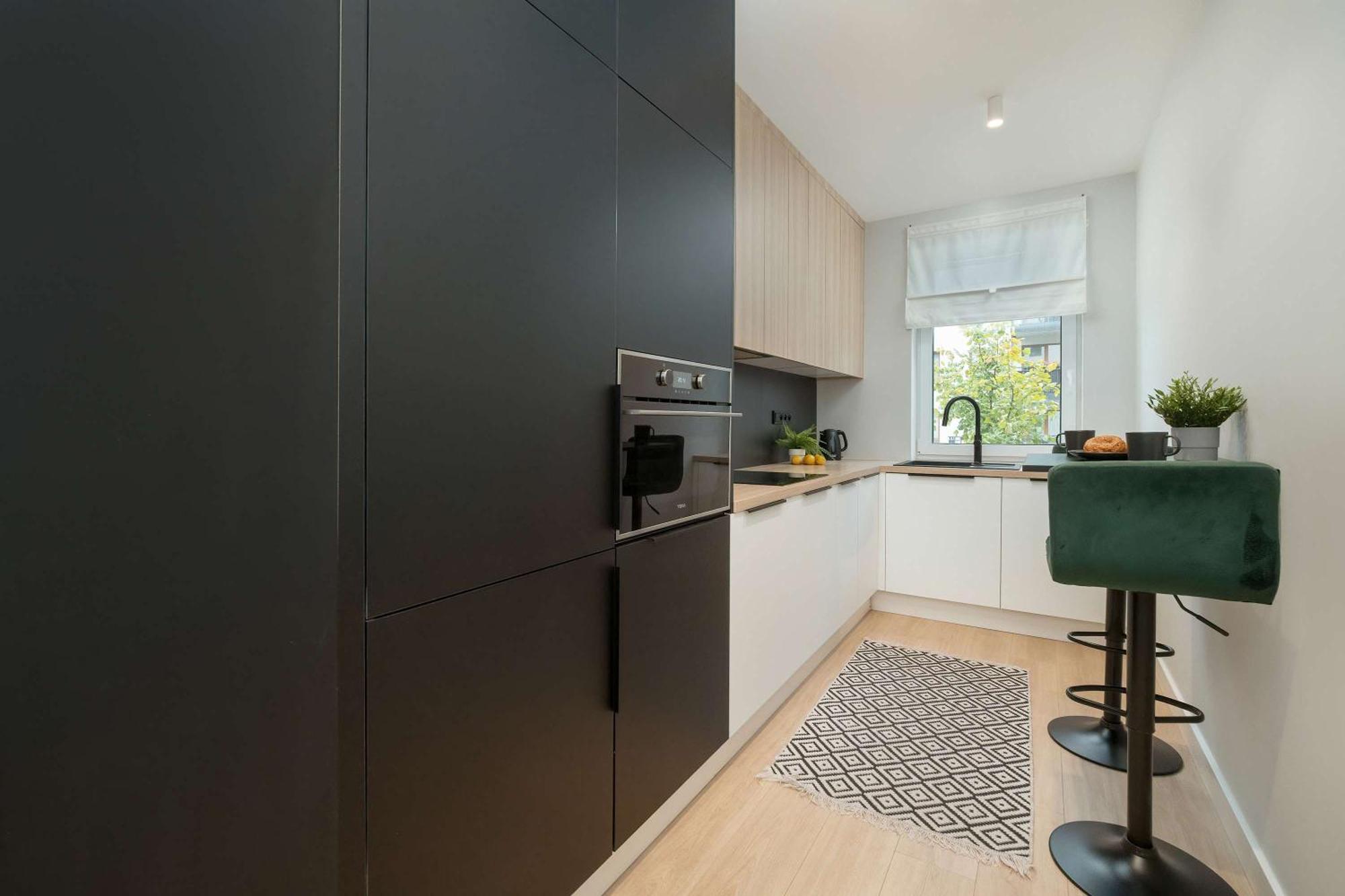 Apartment Stylish In With Parking, Bathtub, Balcony, And Desk By Renters *