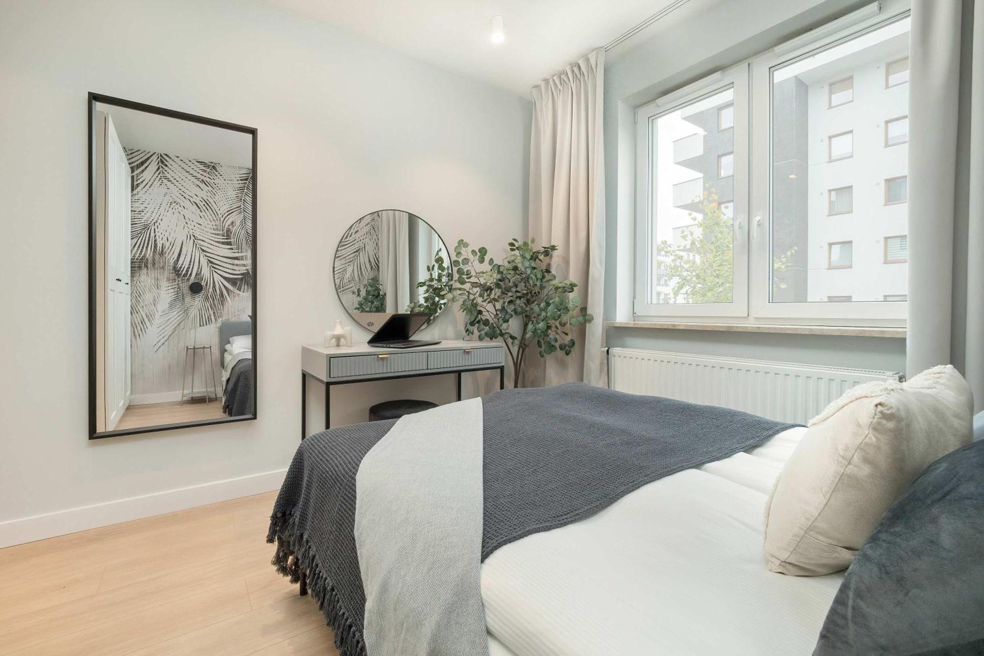 Apartment Stylish In With Parking, Bathtub, Balcony, And Desk By Renters