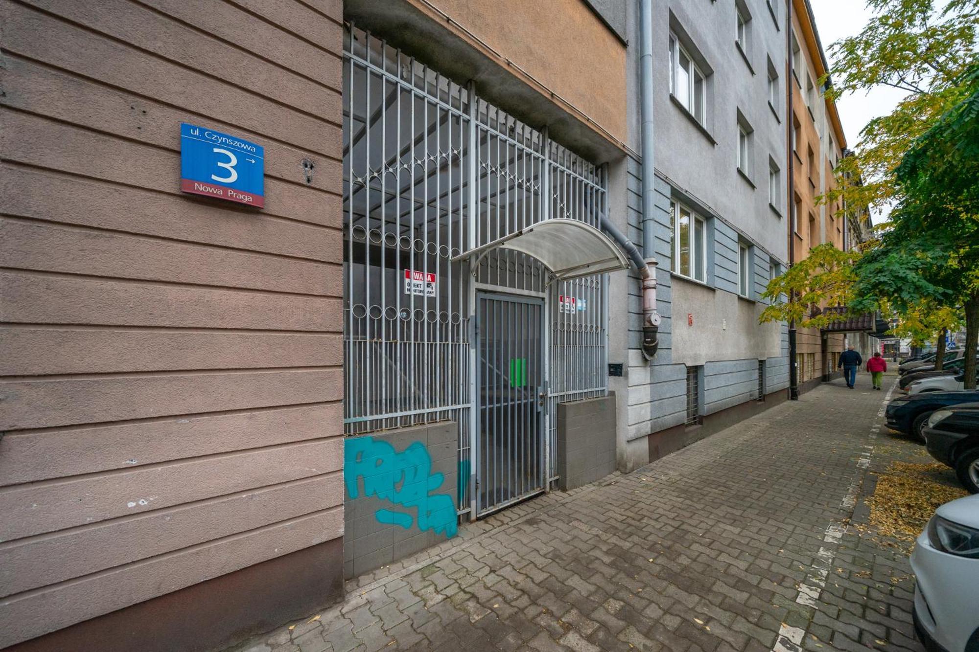 Apartament Praga - Parking, Tram&shops Nearby - By Rentujemy