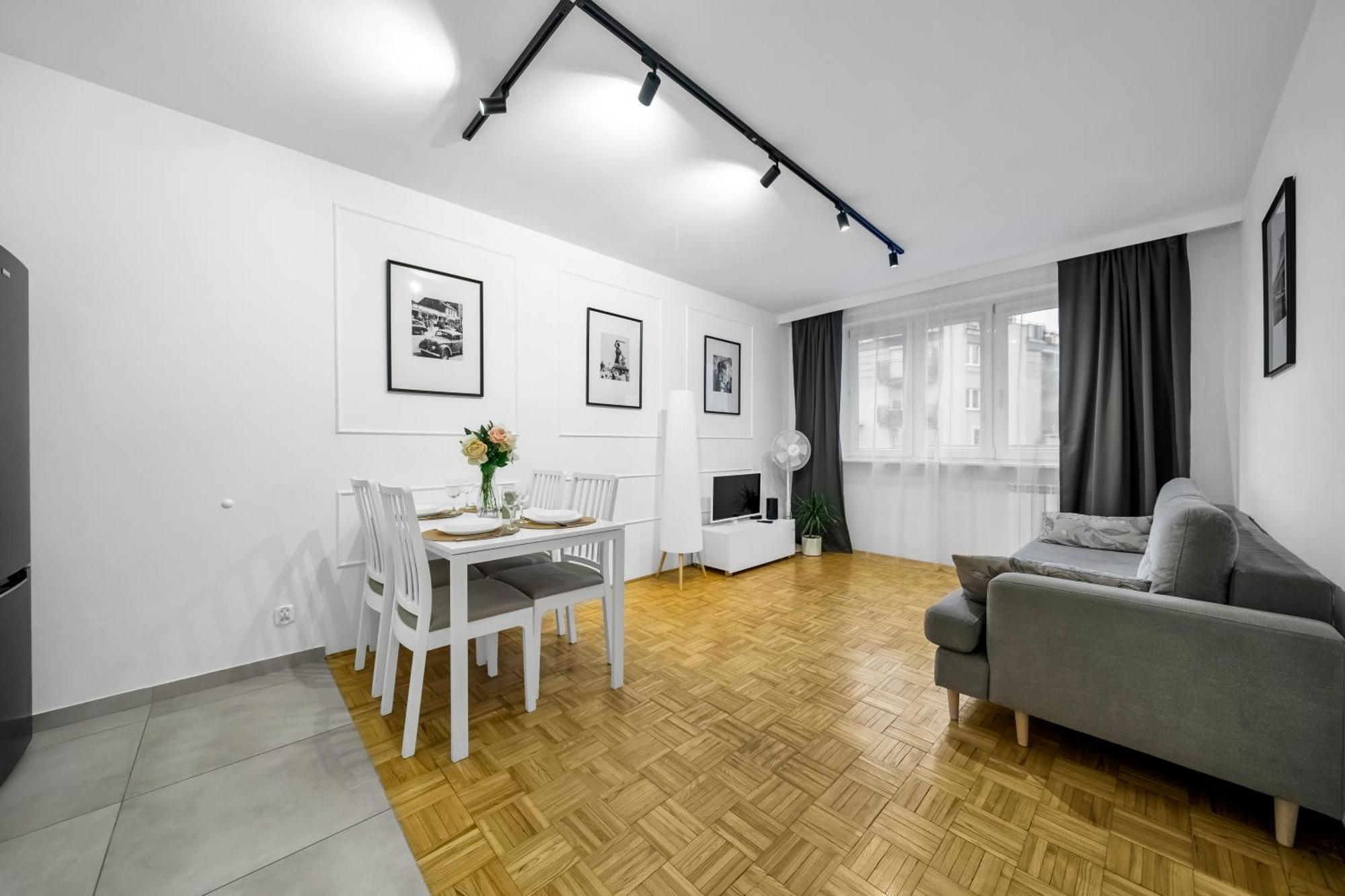 Apartament Praga - Parking, Tram&shops Nearby - By Rentujemy *