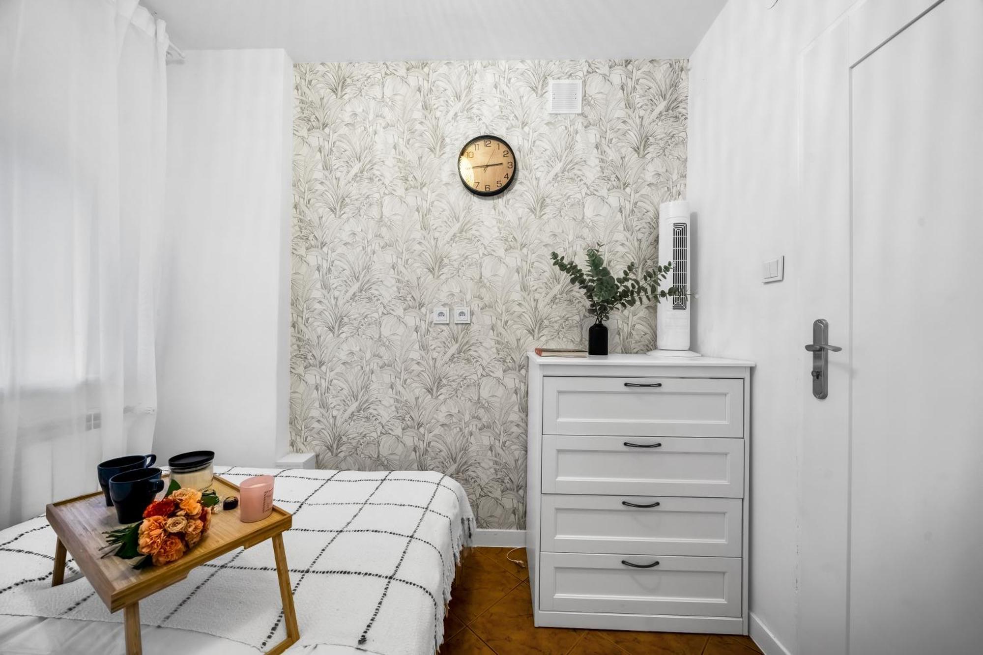 Praga - Parking, Tram&shops Nearby - By Rentujemy *