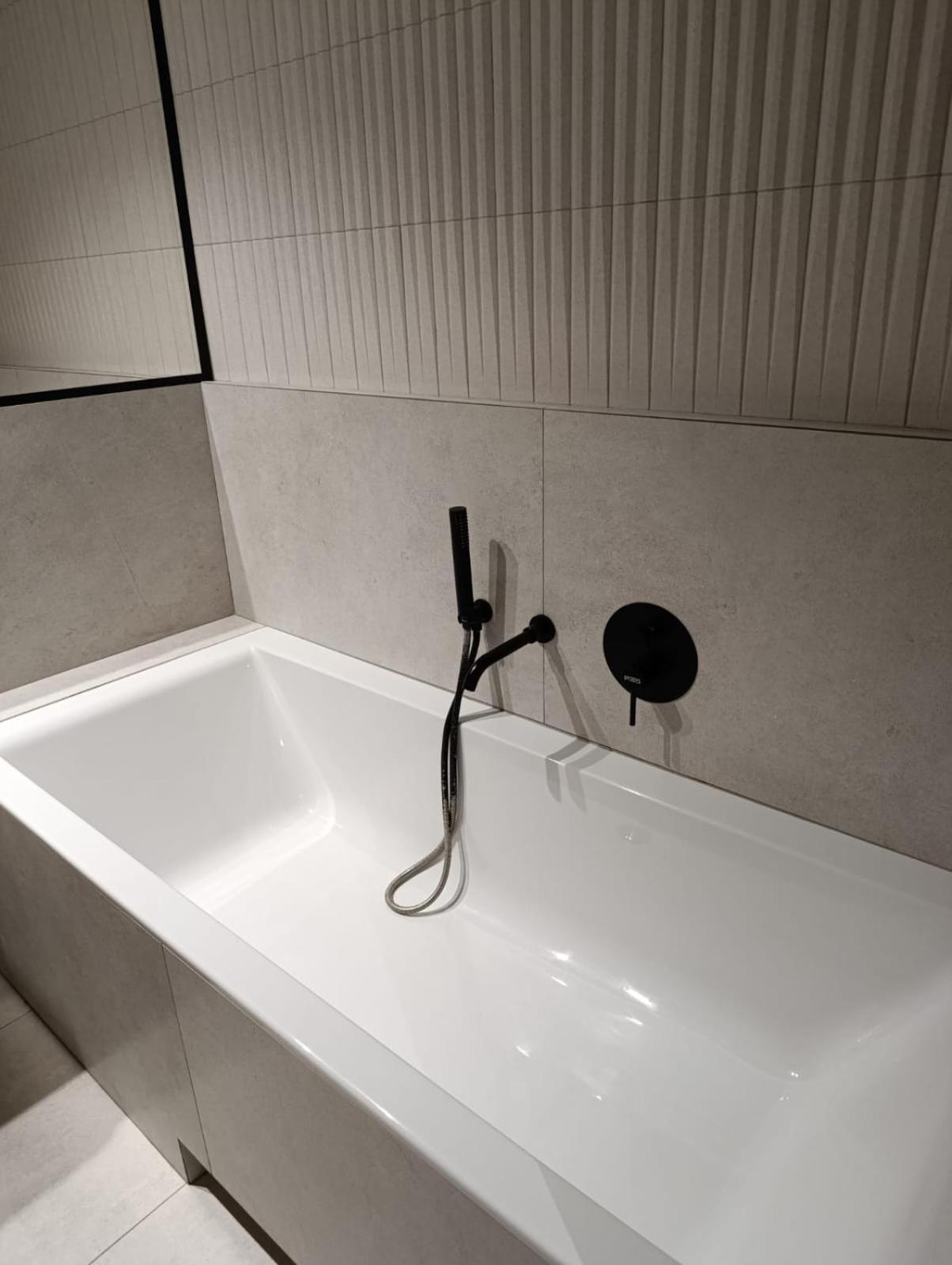 Spacious & Modern 3br-2ba Apartment *