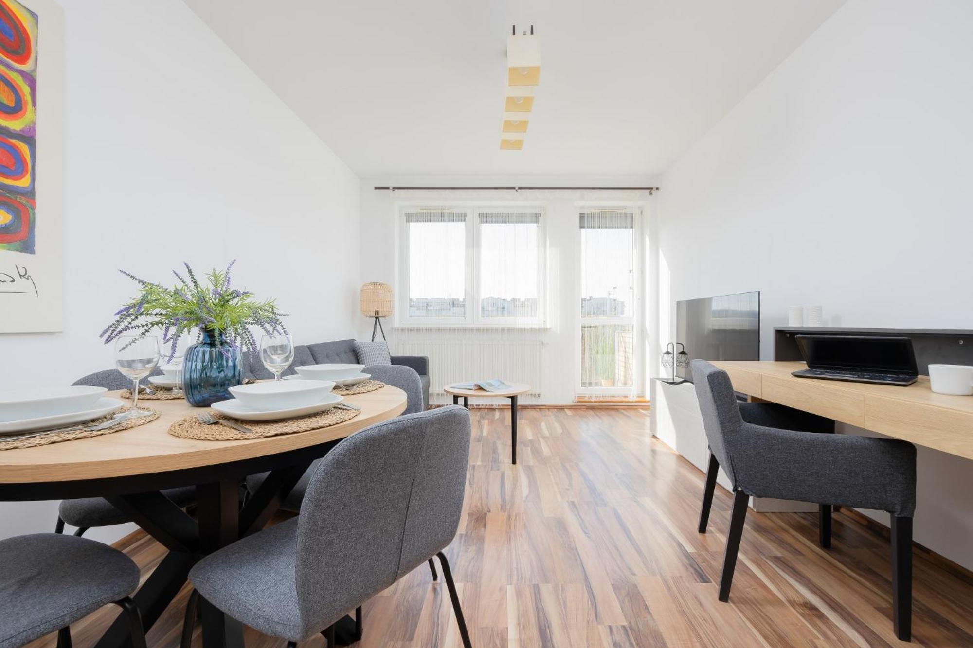 Spacious With Parking And Balcony By Renters Apartment *