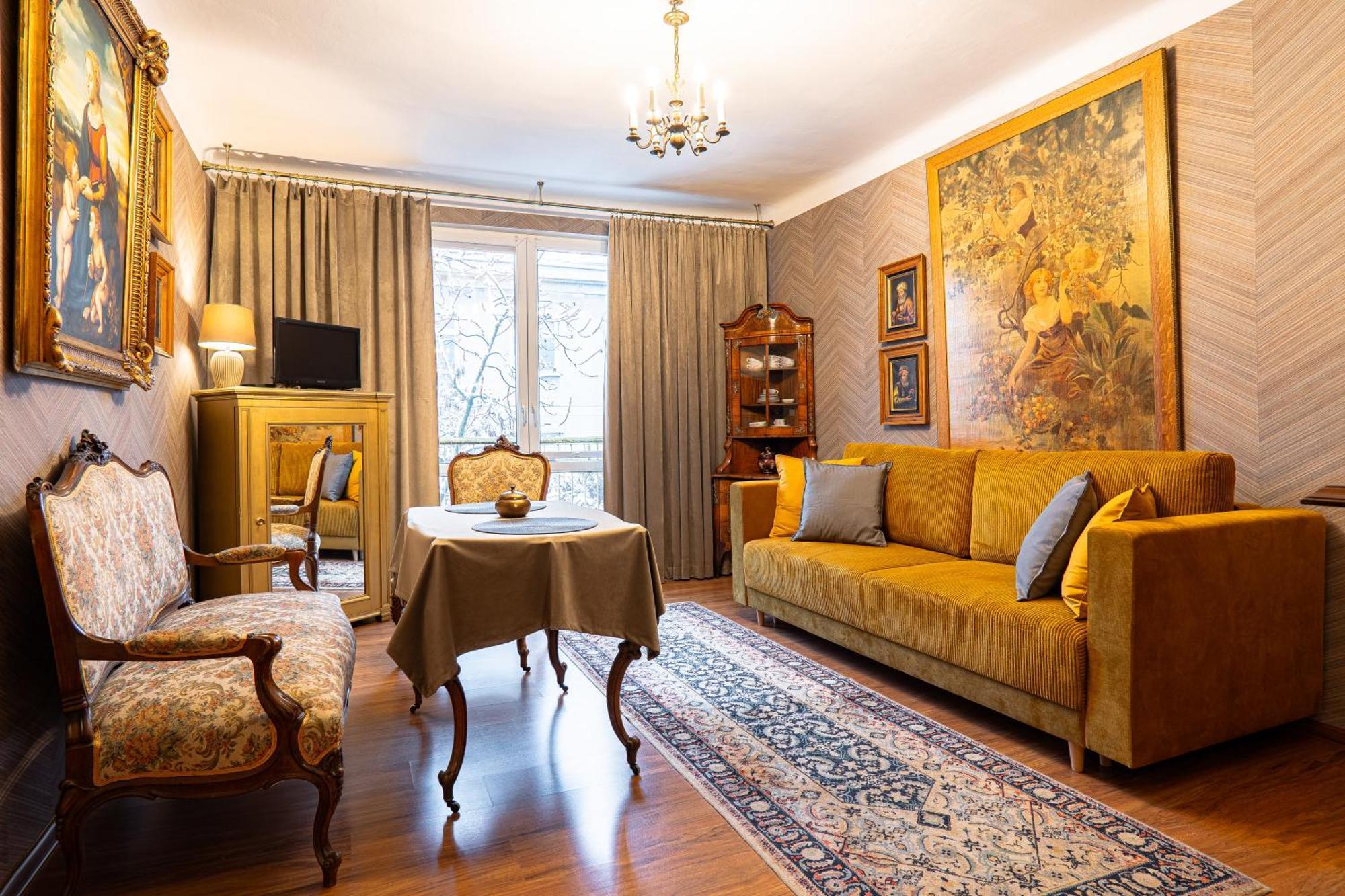 Apartment Art Chmielna 10 *