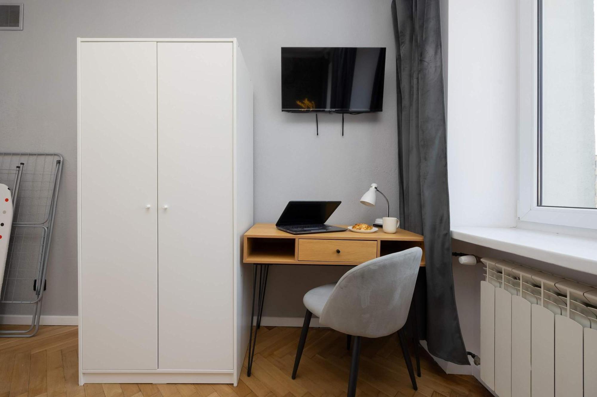 Tasteful In By Renters Apartment *