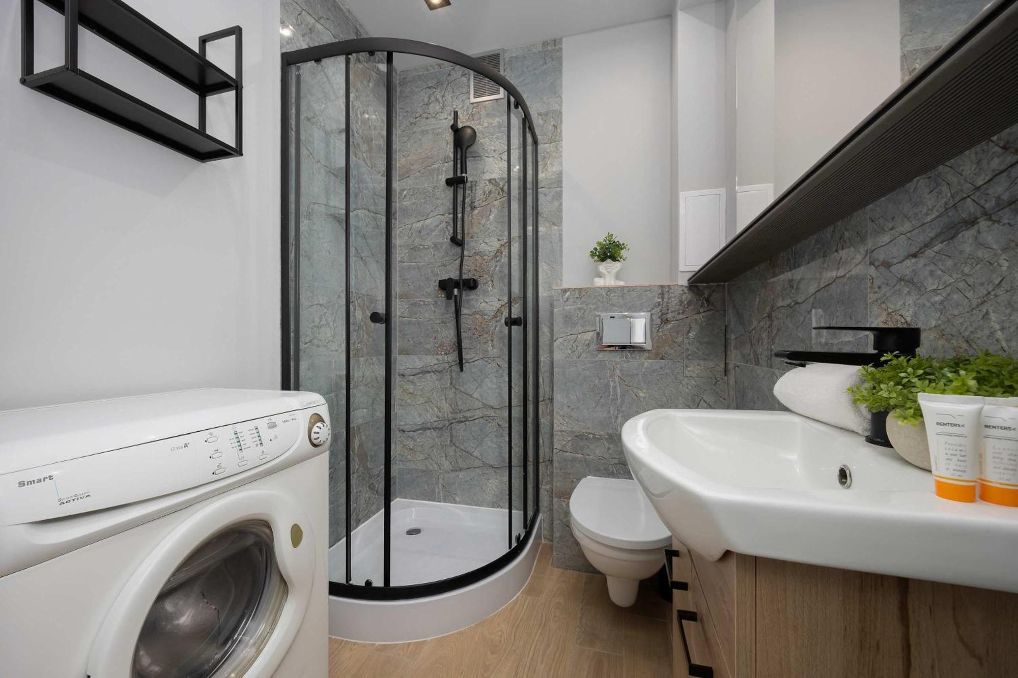 Tasteful In By Renters Apartment *