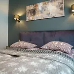 Bright And Charming- Golden Apartments- City Center&S18
