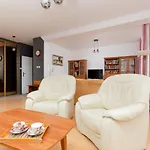 Duplex Apartment Near The Airport By Noclegi Renters