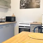 Happy Life - Apartment Next To Metro Station