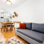 Metro Bemowo Colourful Apartment