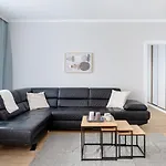 Ecru Spacious Modern Apartment With City Skyline View Wwa13
