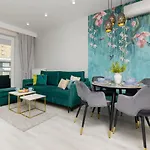 Turquoise Apartment Near The Royal Lazienki Warsaw By Noclegi Renters