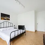 Marszalkowska White & Black Apartment