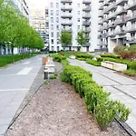 Bliska Wola, Apartament 3 Pokoje Z 40M2 Ogrodkiem