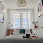 Oomph Modern Apartment With Balcony