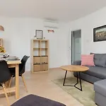 Warsaw Family Apartment With 3 Bedrooms & Ac Near Metro Stoklosy By Renters