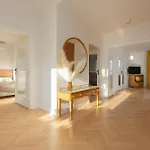Apartment For 6 People Near Royal Baths Park By Renters Prestige