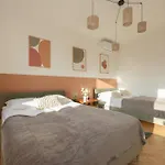 Apartment For 6 People Near Royal Baths Park By Renters Prestige