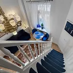 Beautiful Flat. Great Location.
