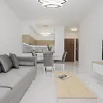 Luxurious Grey Apartment With Sauna, Gym And Parking By Noclegi Renters