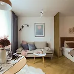 Designer Studio With Bedroom Near Old Town Dubois