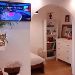 A Beautiful Two-Room Art-Apartment With A Large Bathtub Smart Tv 100 Channel Netflix Very Fast Internet 600Mbs1Gbs For 1-3 Guests