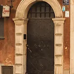 Movo Prestige Old Town Apartment