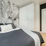Stylish Apartment In Warsaw With Parking, Bathtub, Balcony, And Desk By Noclegi Renters