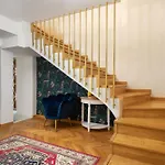 Close- Golden Villa Saska Kepa - Fully Renovated 2025