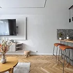 Prime Prive Apartment 65Tv Ac Standing Desk King Bed