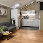 New World St Hostel And Private Room