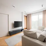 Metro Slodowiec Deluxe Apartment By Bookinghost