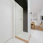 Spacious Apartment With Parking And Garden By Noclegi Renters